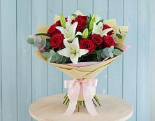 Букет цветов из:  Лилии и Розы в Оби