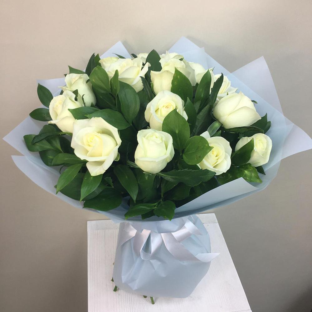 Букет 15 Белых роз Проуд в Оби