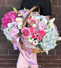 Цветочная композиция из Розы, Хризантемы, Пионы и Лизиантусы в корзине в Оби