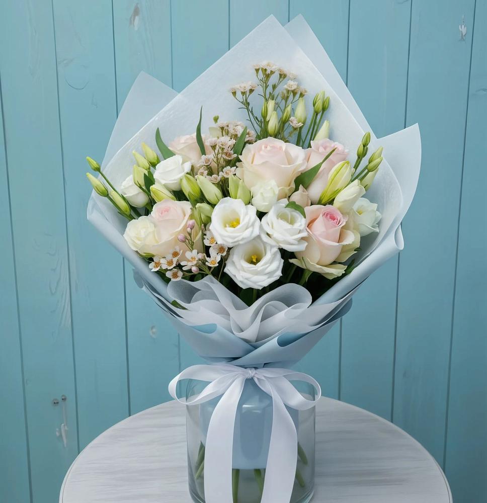 Букет цветов из: Розы и Лизиантусы в Оби