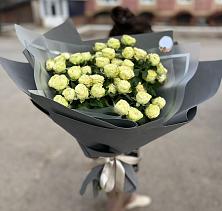 Букет Белые кустовые розы Солинеро в Оби
