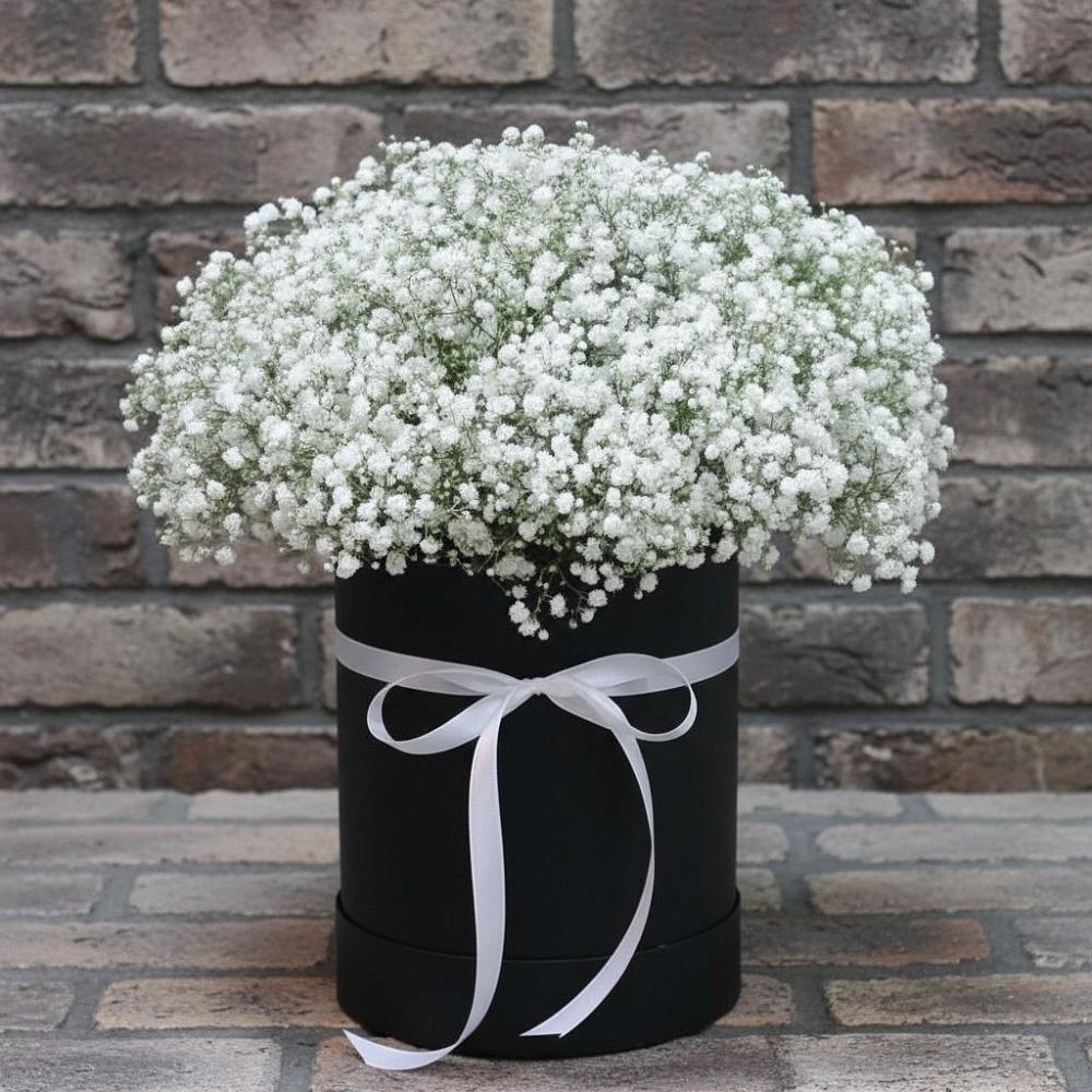 Цветочная композиция из Гипсофила в шляпной коробке в Оби