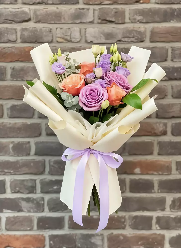 Букет цветов из: Лизиантусы и Розы в Оби