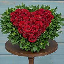 Цветочная композиция из Розы в виде сердца в Оби