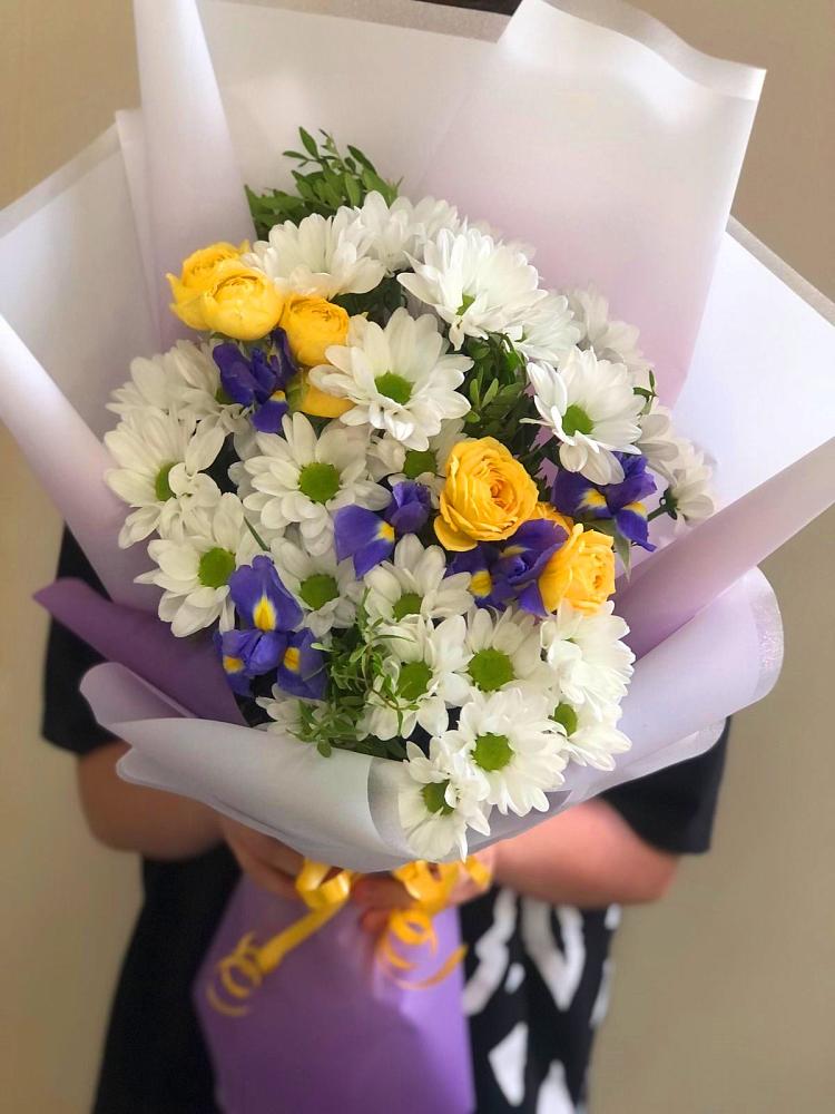 Букет цветов из: Ирисы, Хризантемы и Розы в Оби