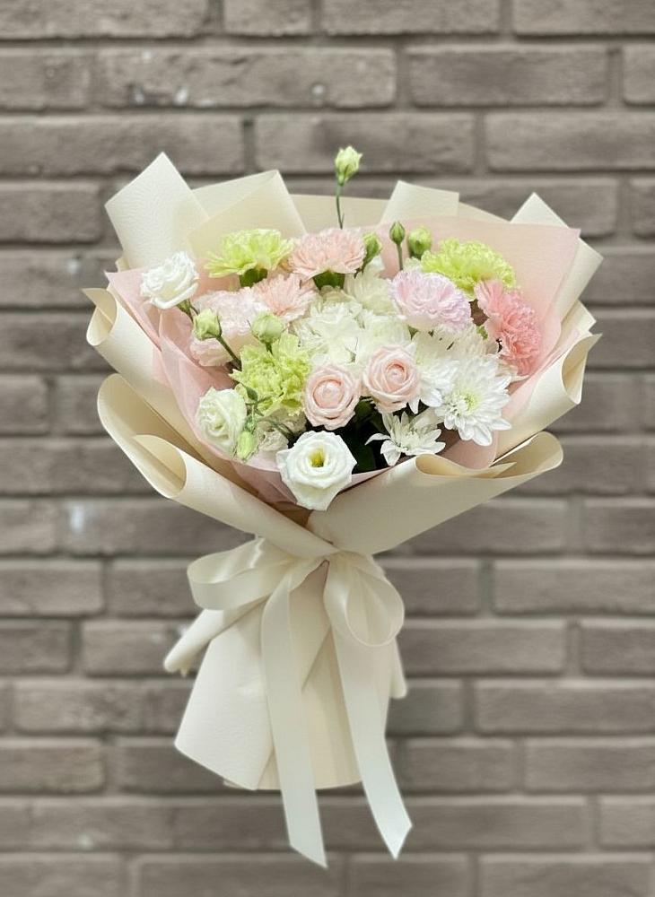 Букет цветов из: Гвоздики, Розы, Лизиантусы и Хризантемы в Оби