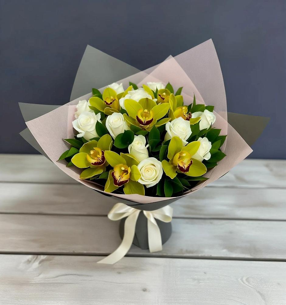 Букет цветов из: Орхидеи и Розы в Оби