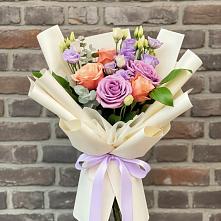 Букет цветов из:  Лизиантусы и Розы в Оби