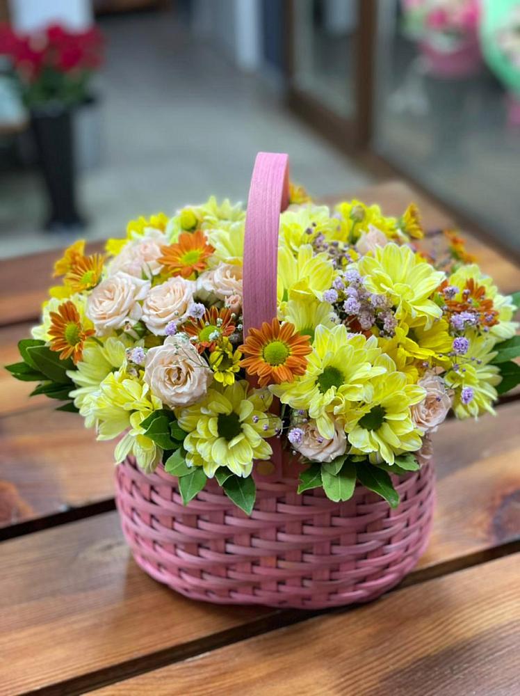 Цветочная композиция из Хризантемы и Розы в корзине в Оби