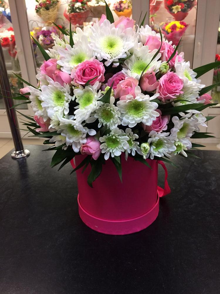 Цветочная композиция из Розы и Хризантемы в шляпной коробке в Оби