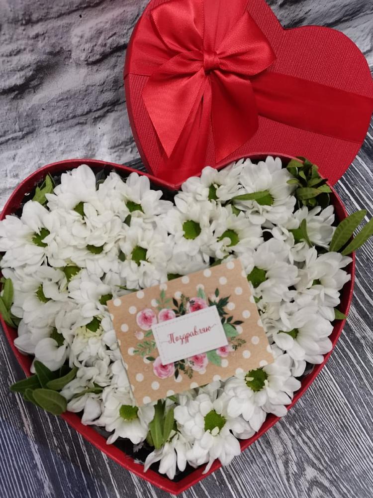 Цветочная композиция из Хризантемы в виде сердца в Оби