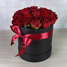 Цветочная композиция из Розы в шляпной коробке в Оби