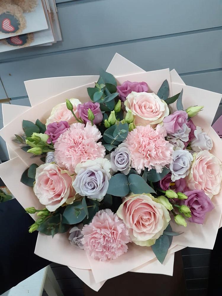 Букет цветов из: Розы, Гвоздики и Лизиантусы в Оби