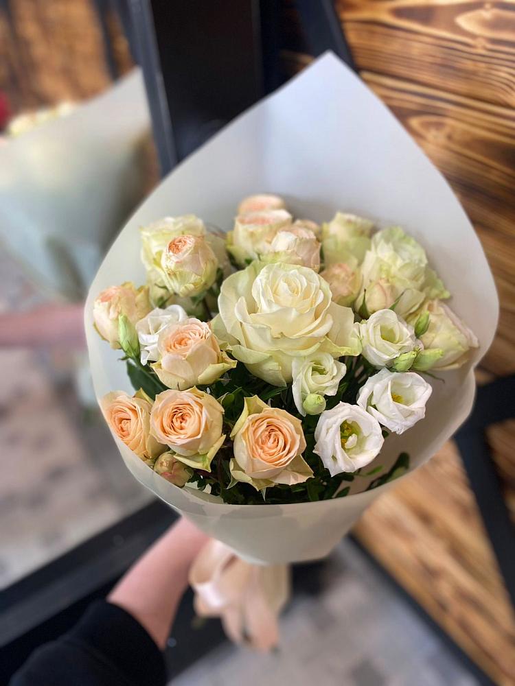 Букет цветов из: Розы и Лизиантусы в Оби